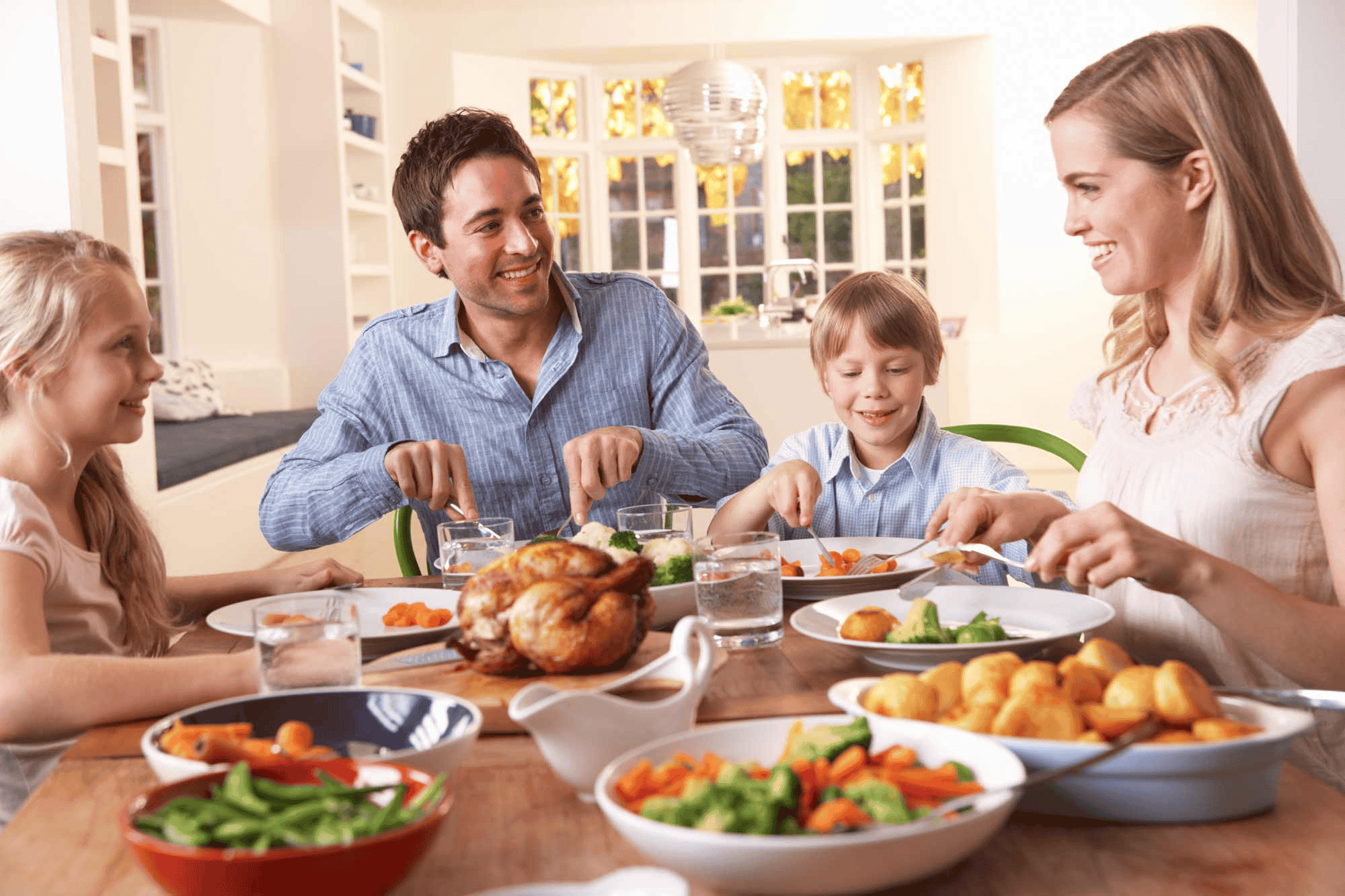 Familia comiendo junta