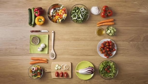 Ingredientes frescos y comida real organizada