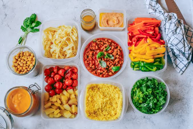 Ingredientes reales organizados sobre una mesa