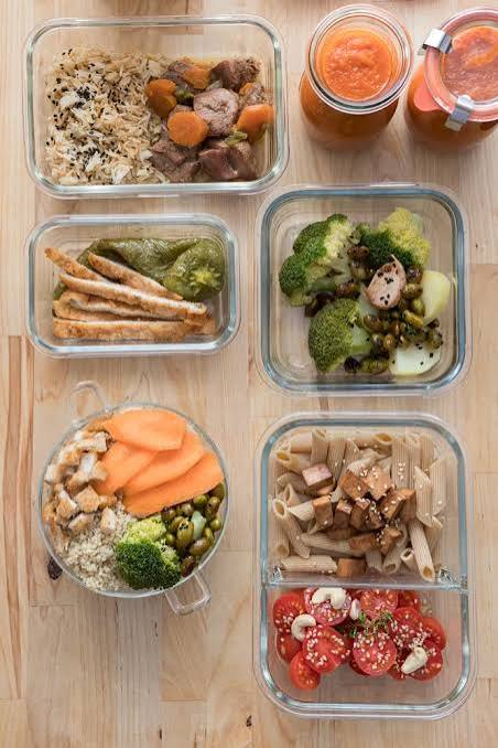 Preparaciones saludables organizadas en recipientes